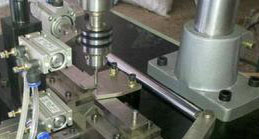 使用全自動(dòng)鉆孔機(jī)，有效的提高生產(chǎn)的效率