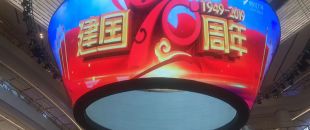 公司花20萬裝修的會議室，竟被客戶吐槽‘像網(wǎng)吧’？高級感會議室的屏幕選擇秘訣”